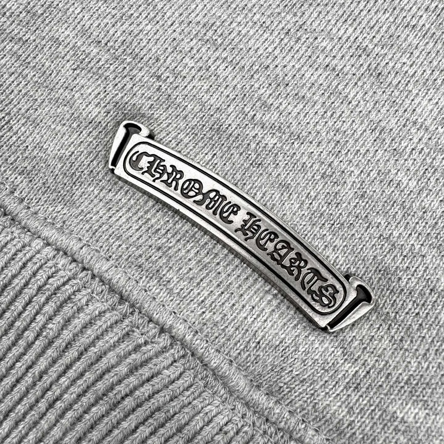 🅿️520 CH Crow Heart Cross Sanskrit Embroidered Hooded Sweatshirt (grey). Original purchase and development for 15,998. The fabric is made of custom-made heavy fortress interwoven air cotton. It is full of texture, thick and solid. It is based on high-end ash tones, with a coexistence of vicissitudes and elegance. With the Crow Heart Cross appliqué decoration on the chest, it becomes the ultimate interpretation of dark Gothic style. The CH Gothic font is the finishing touch on the back panel. Let the totem become your spiritual thorn. The logo iron plate sways slightly with the swing of the body, adding a sense of movement and vitality. It is unobtrusive but has an indescribable aura. It interprets the perfect blend of retro and luxury, using imported machine patch embroidery technology. Using advanced computer control systems and precision mechanical components, the Chrome Hearts logo patch embroidery operation is realized. It presents an embroidery effect with both clarity and three-dimensionality, and the fabrics have been washed. It has a better hand feel and is not easy to deform. Not easy to shrink, not easy to fade, maintain long-term beauty. Size:S-M-L-XL